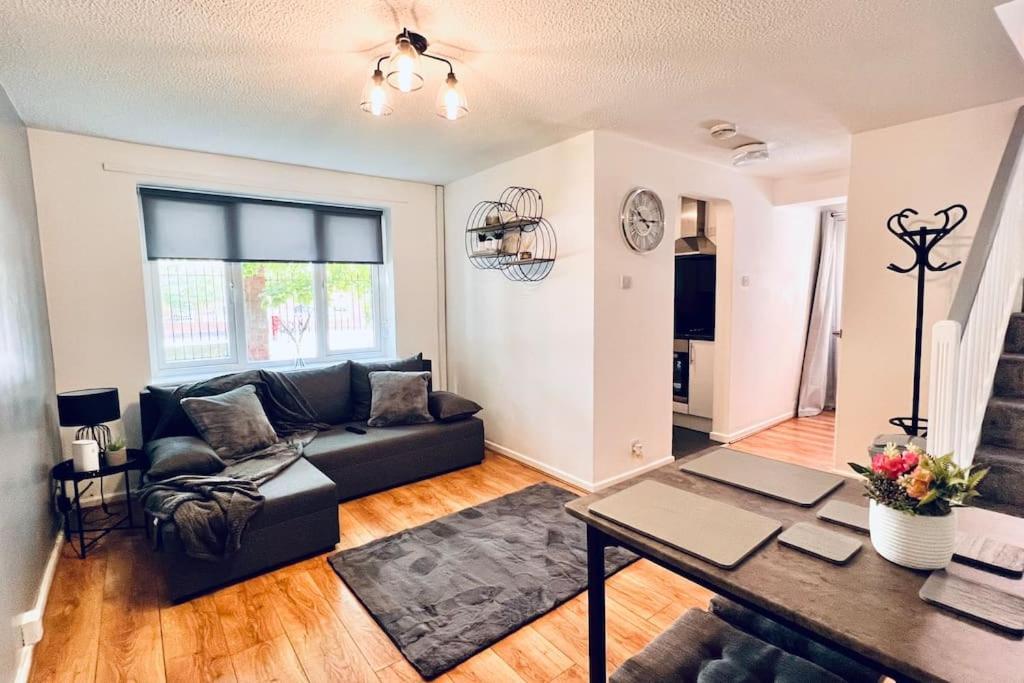 Urban Bliss Stylish Townhouse With Free Parking For A Convenient City Stay Liverpool Exteriör bild
