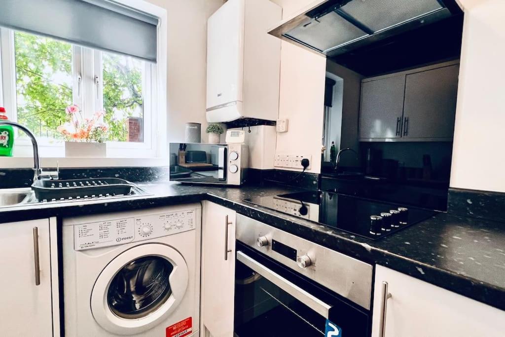 Urban Bliss Stylish Townhouse With Free Parking For A Convenient City Stay Liverpool Exteriör bild