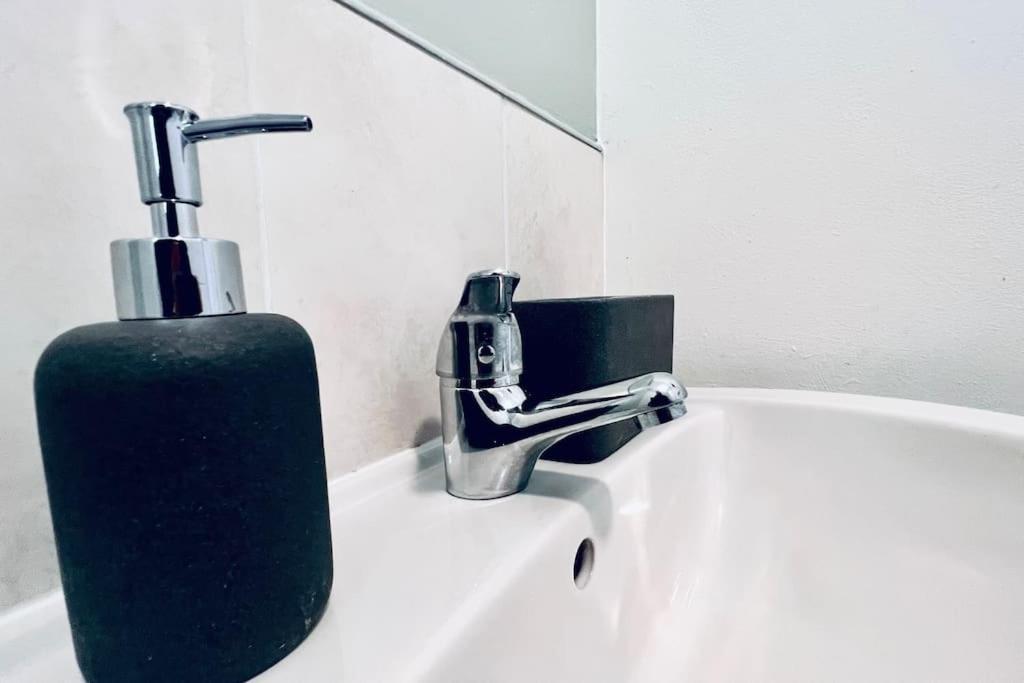 Urban Bliss Stylish Townhouse With Free Parking For A Convenient City Stay Liverpool Exteriör bild