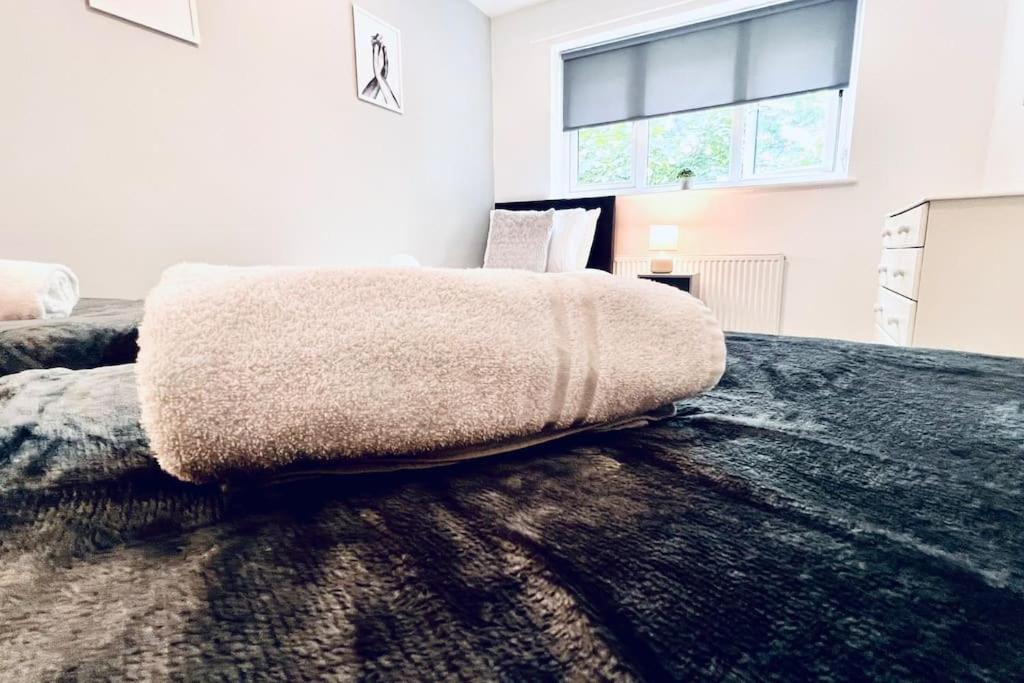 Urban Bliss Stylish Townhouse With Free Parking For A Convenient City Stay Liverpool Exteriör bild