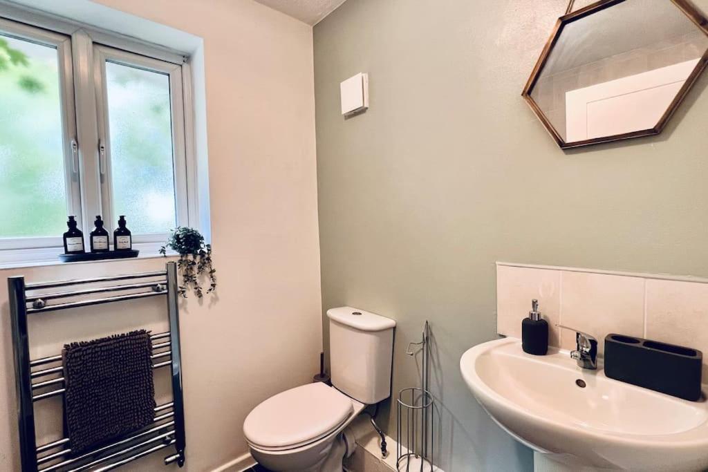 Urban Bliss Stylish Townhouse With Free Parking For A Convenient City Stay Liverpool Exteriör bild