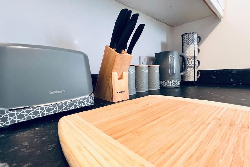Urban Bliss Stylish Townhouse With Free Parking For A Convenient City Stay Liverpool Exteriör bild